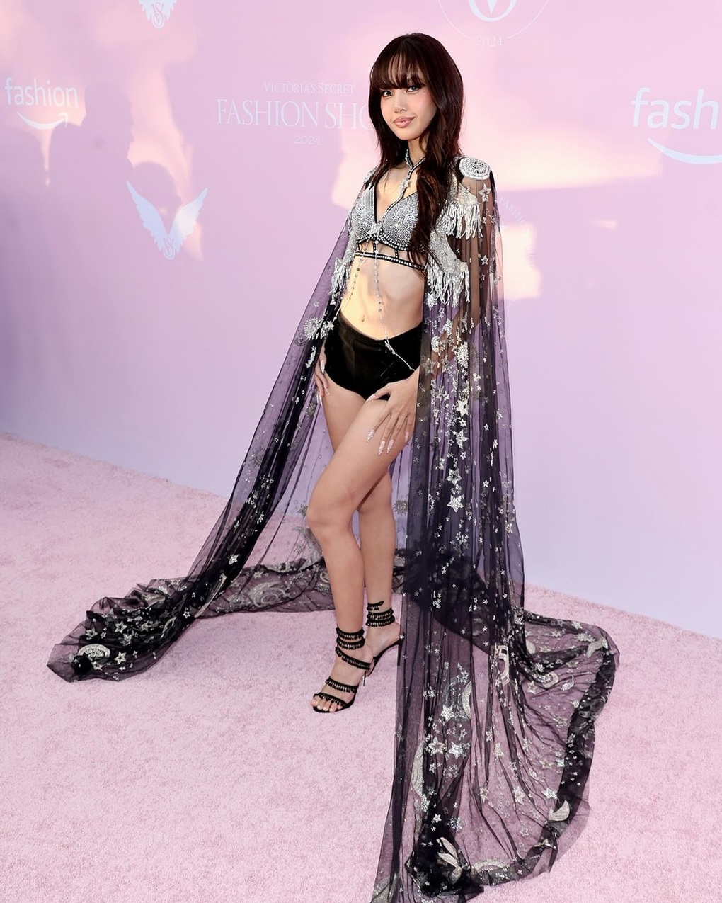 Lisa đeo cánh thiên thần, mặc nội y diễn tại Victorias Secret Fashion Show - 6 Lisa đeo cánh thiên thần, mặc nội y diễn tại Victorias Secret Fashion Show - 6