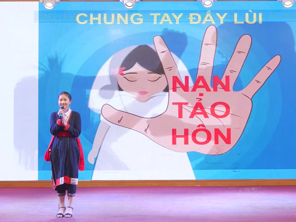 Qua các hoạt động ngoại khóa ở trong trường và qua cuộc thi tìm hiểu về pháp luật đã giúp học sinh tích lũy được kiến thức và kĩ năng tự bảo vệ mình trước vấn nạn TH-HNCHT Qua các hoạt động ngoại khóa ở trong trường và qua cuộc thi tìm hiểu về pháp luật đã giúp học sinh tích lũy được kiến thức và kĩ năng tự bảo vệ mình trước vấn nạn TH-HNCHT