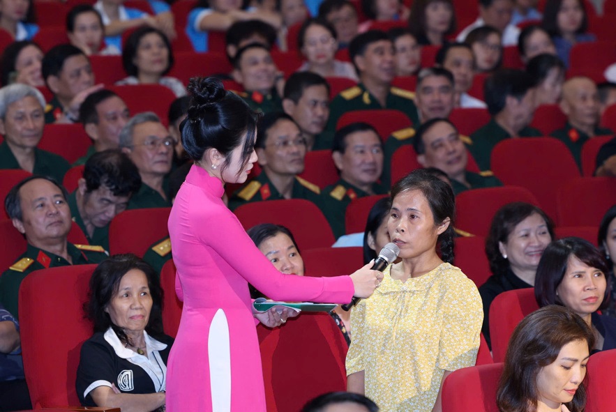 Các đại biểu lắng nghe chia sẻ của chị Lê Thị Thắm - đại diện hộ nghèo đã được hỗ trợ xây dựng nhà đại đoàn kết từ nguồn hỗ trợ của TP năm 2024