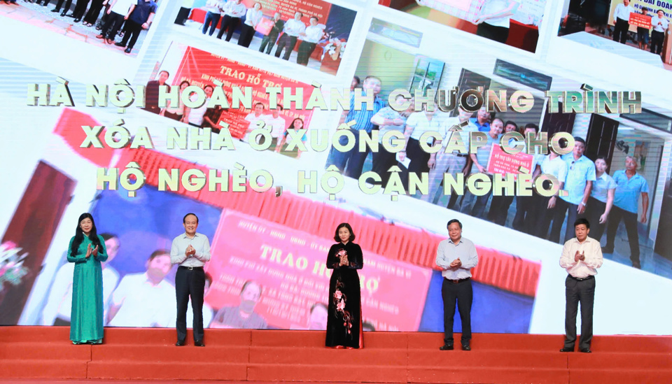 Lãnh đạo TP Hà Nội thực hiện nghi thức công bố ''Hà Nội hoàn thành chương trình xóa nhà ở xuống cấp cho hộ nghèo, hộ cận nghèo''
