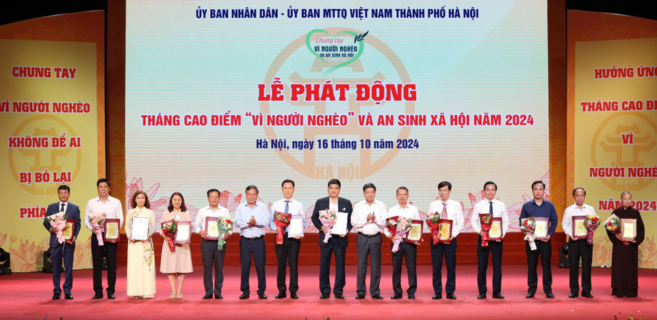 Phó Bí thư Thành ủy Hà Nội Nguyễn Văn Phong và Phó Chủ tịch UBND TP Hà Nội Dương Đức Tuấn trao biểu trưng cho các tập thể, cá nhân tiêu biểu có đóng góp tích cực cho công tác giảm nghèo và an sinh xã hội của TP Hà Nội
