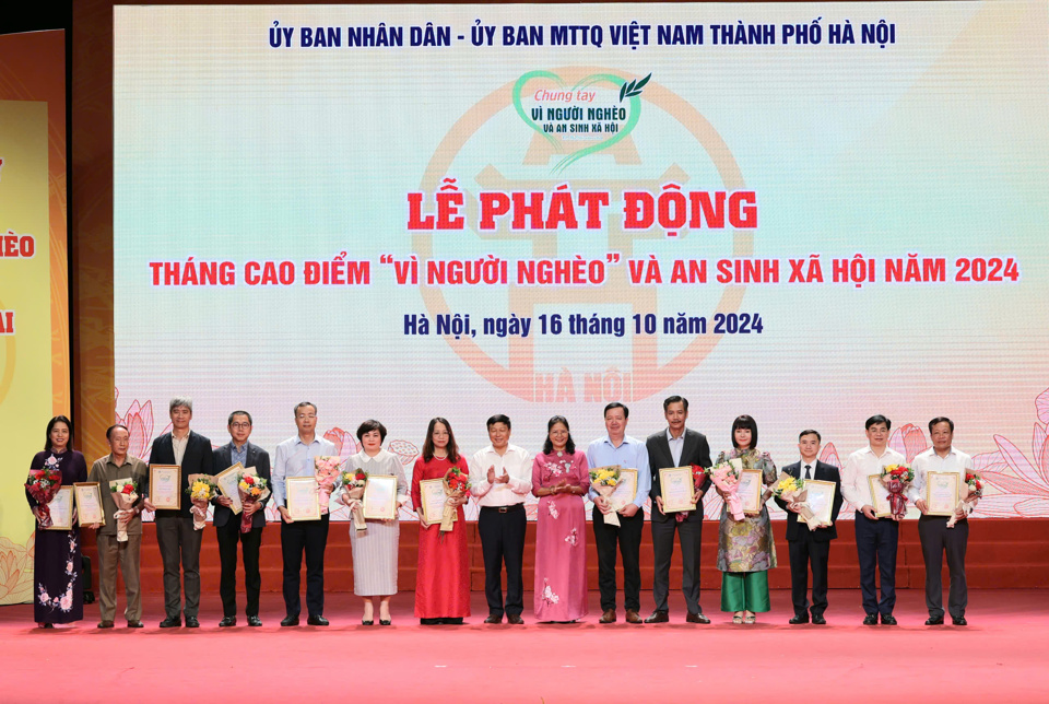 Lãnh đạo TP Hà Nội tiếp nhận sự ủng hộ và trao Thư cảm ơn ghi nhận sự ủng hộ của các đơn vị tiêu biểu