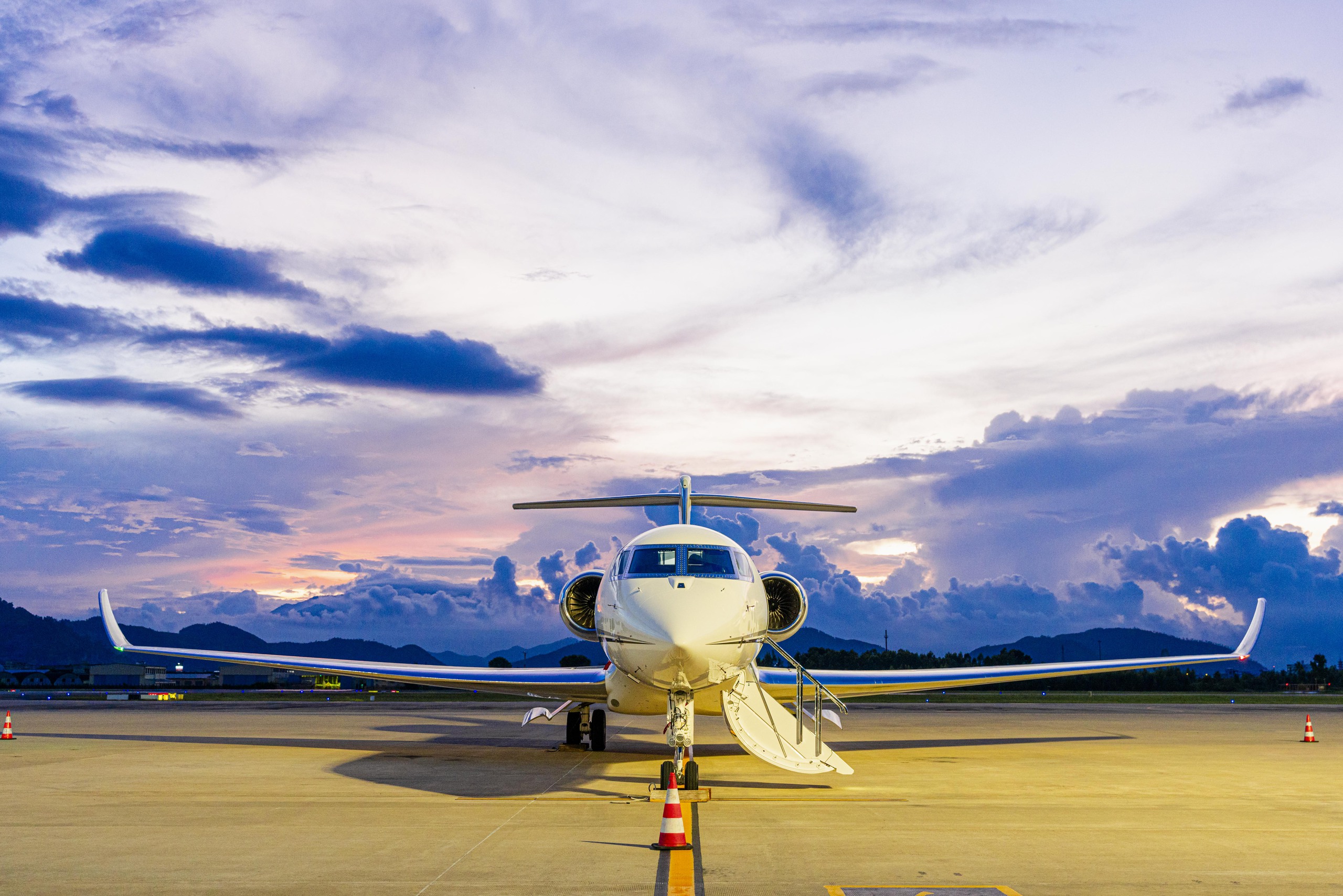 Loạt tàu bay siêu sang Gulfstream đổ bộ sân bay Đà Nẵng - Ảnh 2. Loạt tàu bay siêu sang Gulfstream đổ bộ sân bay Đà Nẵng - Ảnh 2.
