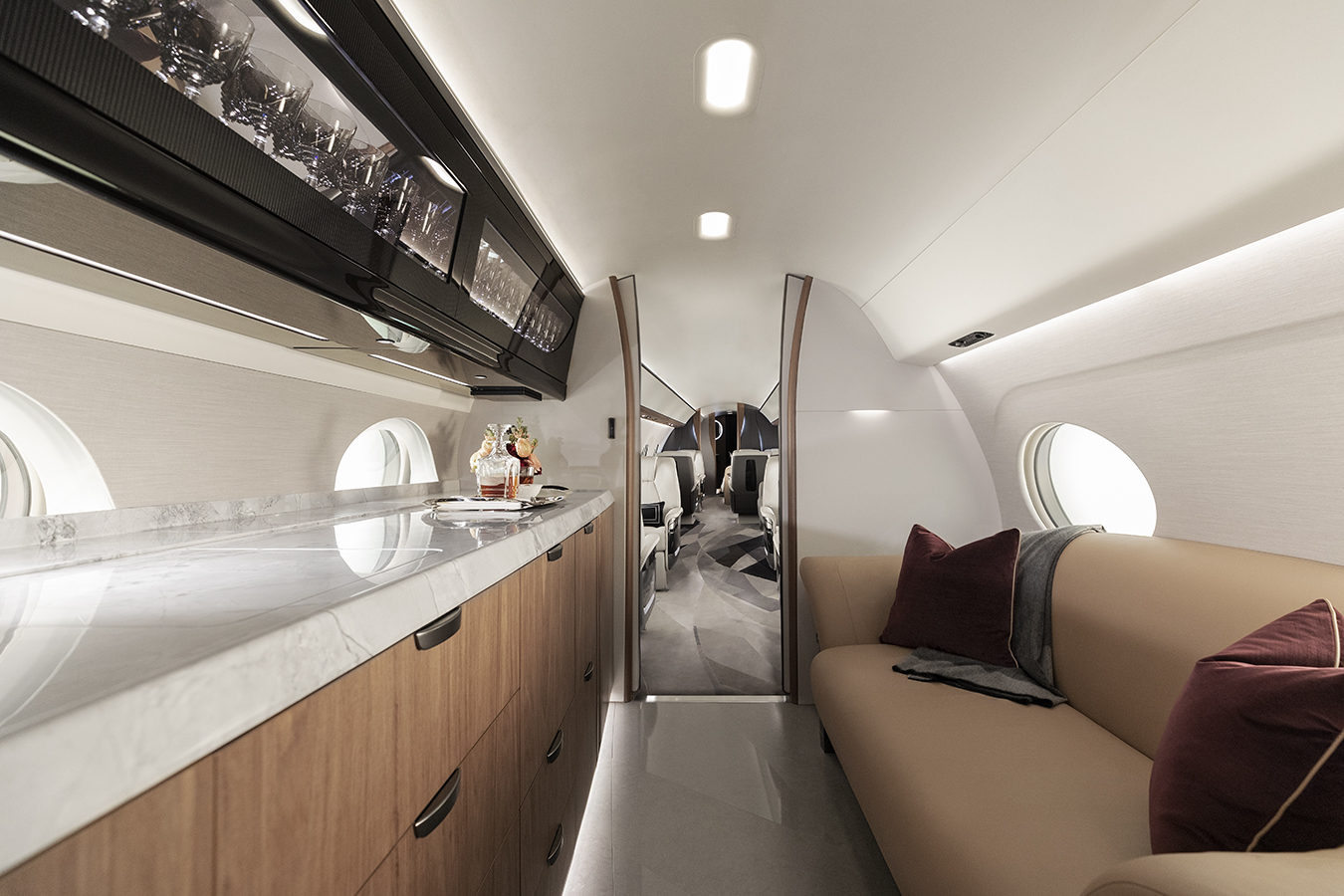 Loạt tàu bay siêu sang Gulfstream đổ bộ sân bay Đà Nẵng - Ảnh 7. Loạt tàu bay siêu sang Gulfstream đổ bộ sân bay Đà Nẵng - Ảnh 7.