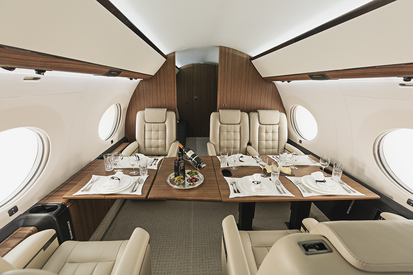 Loạt tàu bay siêu sang Gulfstream đổ bộ sân bay Đà Nẵng - Ảnh 10. Loạt tàu bay siêu sang Gulfstream đổ bộ sân bay Đà Nẵng - Ảnh 10.