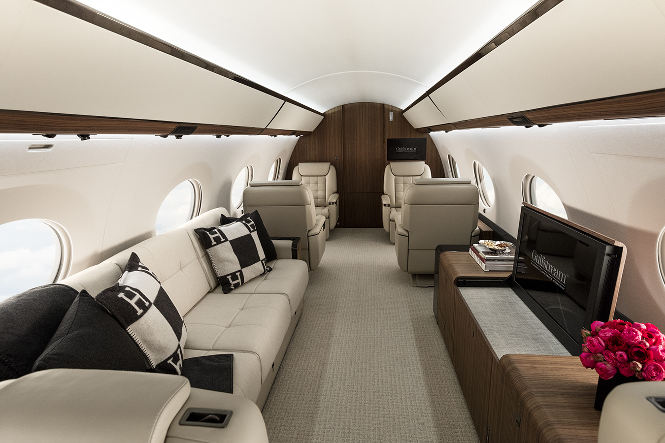 Loạt tàu bay siêu sang Gulfstream đổ bộ sân bay Đà Nẵng - Ảnh 11. Loạt tàu bay siêu sang Gulfstream đổ bộ sân bay Đà Nẵng - Ảnh 11.