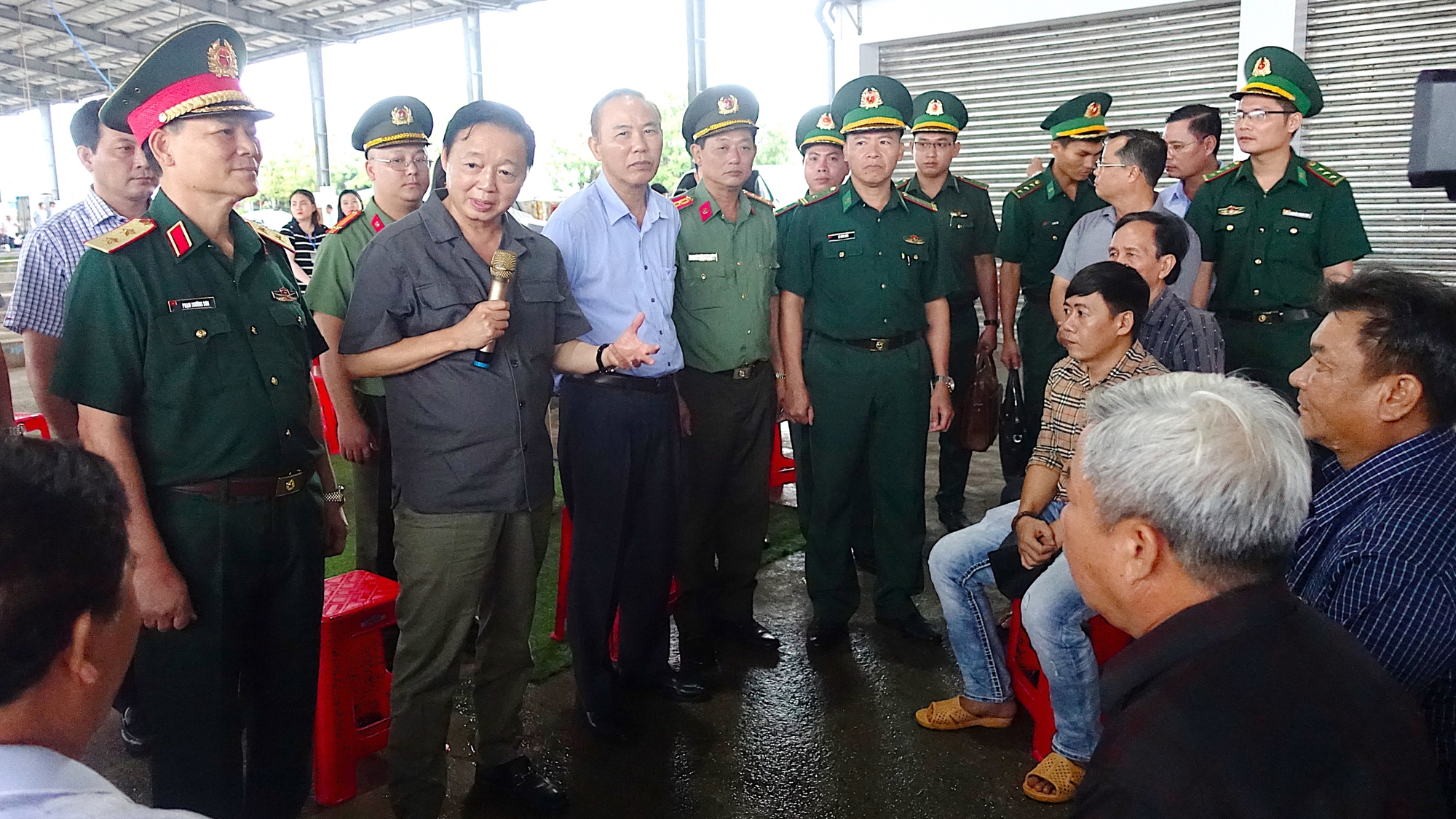 Phó thủ tướng Trần Hồng Hà tặng quà cho ngư dân Cà Mau- Ảnh 2. Phó thủ tướng Trần Hồng Hà tặng quà cho ngư dân Cà Mau- Ảnh 2.