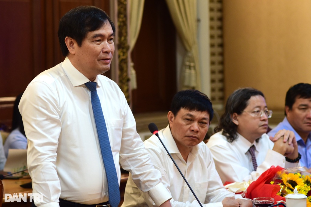 Ông Nguyễn Minh Nhựt nhận quyết định làm Phó giám đốc Sở VHTT TPHCM - 3 Ông Nguyễn Minh Nhựt nhận quyết định làm Phó giám đốc Sở VHTT TPHCM - 3