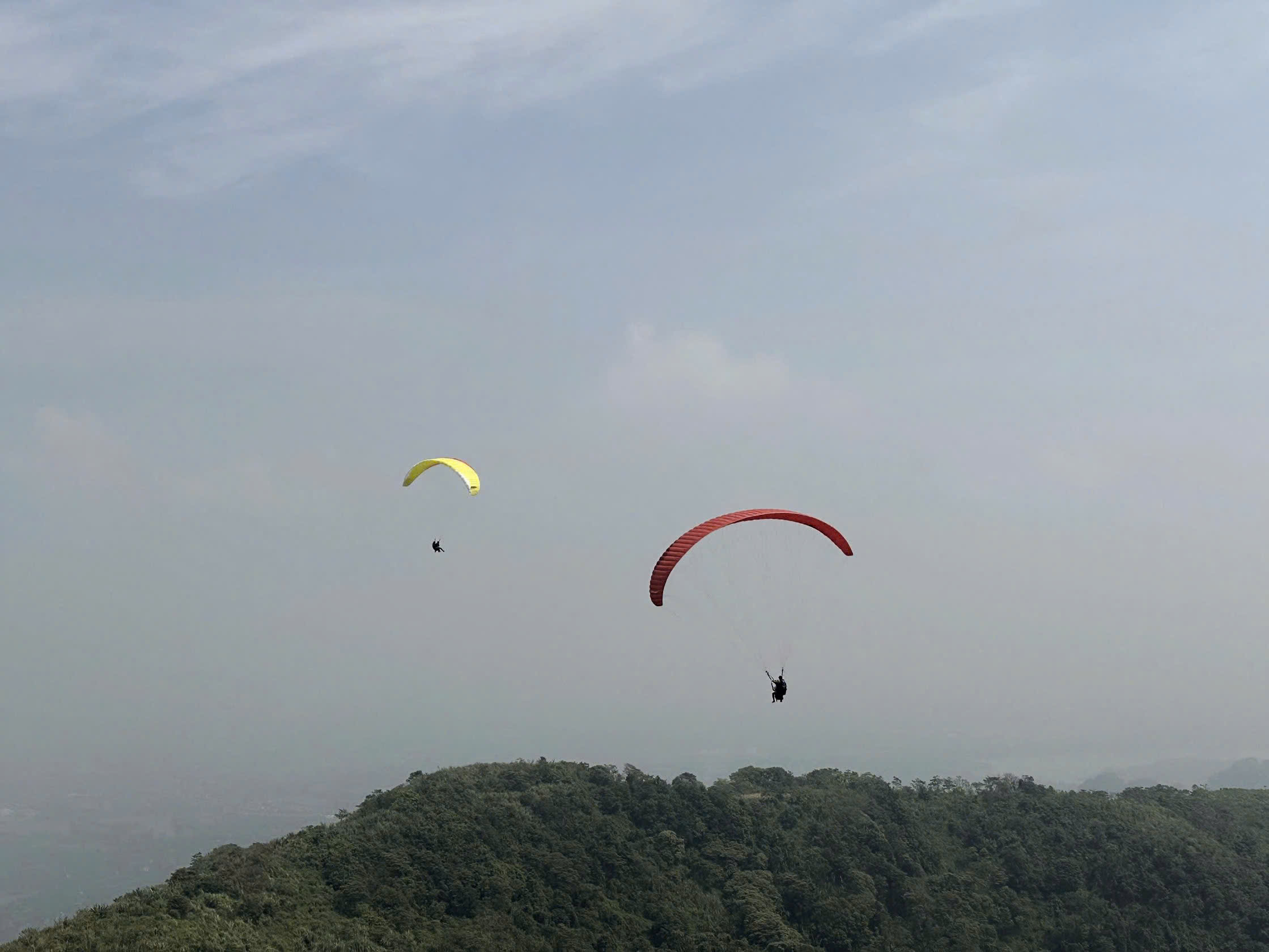 Thú bay dù lượn thu hút những tâm hồn mê khám phá - Ảnh 3. Thú bay dù lượn thu hút những tâm hồn mê khám phá - Ảnh 3.