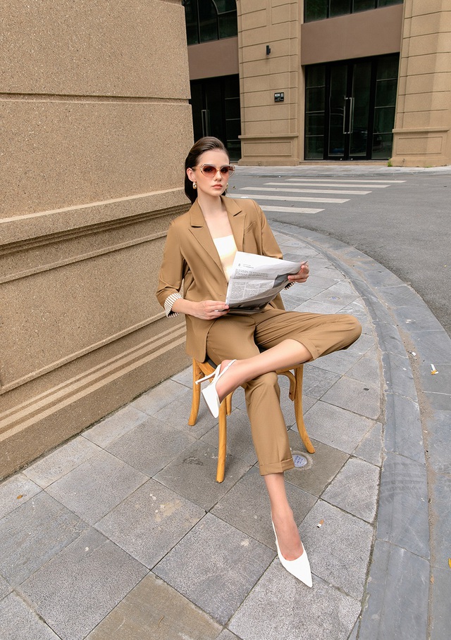 Thiết kế suit cách điệu giúp phái nữ tự tin khẳng định cá tính- Ảnh 2. Thiết kế suit cách điệu giúp phái nữ tự tin khẳng định cá tính- Ảnh 2.