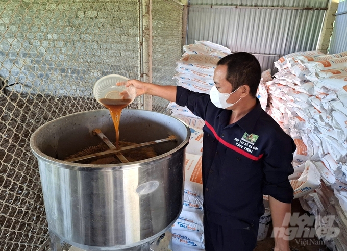 giai-bai-toan-lon-nho-chan-nuoi-ga-theo-huong-huu-co-123434_349-123434.jpg Theo anh Nguyễn Văn Khôi, khi phối trộn chế phẩm vi sinh với thức ăn, gà sẽ tăng sức đề kháng tự nhiên, ít mắc bệnh, phát triển nhanh. Ảnh: Trung Quân.