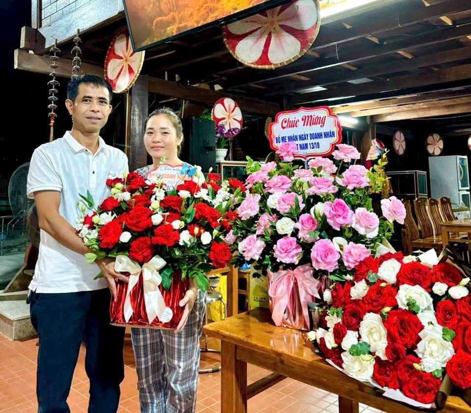 Anh Phạm Văn Thuyền, dân tộc Thái, một doanh nhân thành đạt ở xã Hồi Xuân, huyện vùng cao Quan Hóa Anh Phạm Văn Thuyền, dân tộc Thái, một doanh nhân thành đạt ở xã Hồi Xuân, huyện vùng cao Quan Hóa