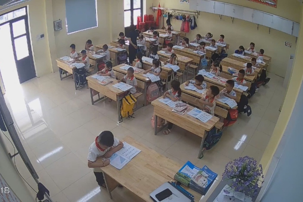 Cô giáo tác động vật lý khiến học sinh bị sứt tai, thâm tím lưng - 2 Cô giáo tác động vật lý khiến học sinh bị sứt tai, thâm tím lưng - 2