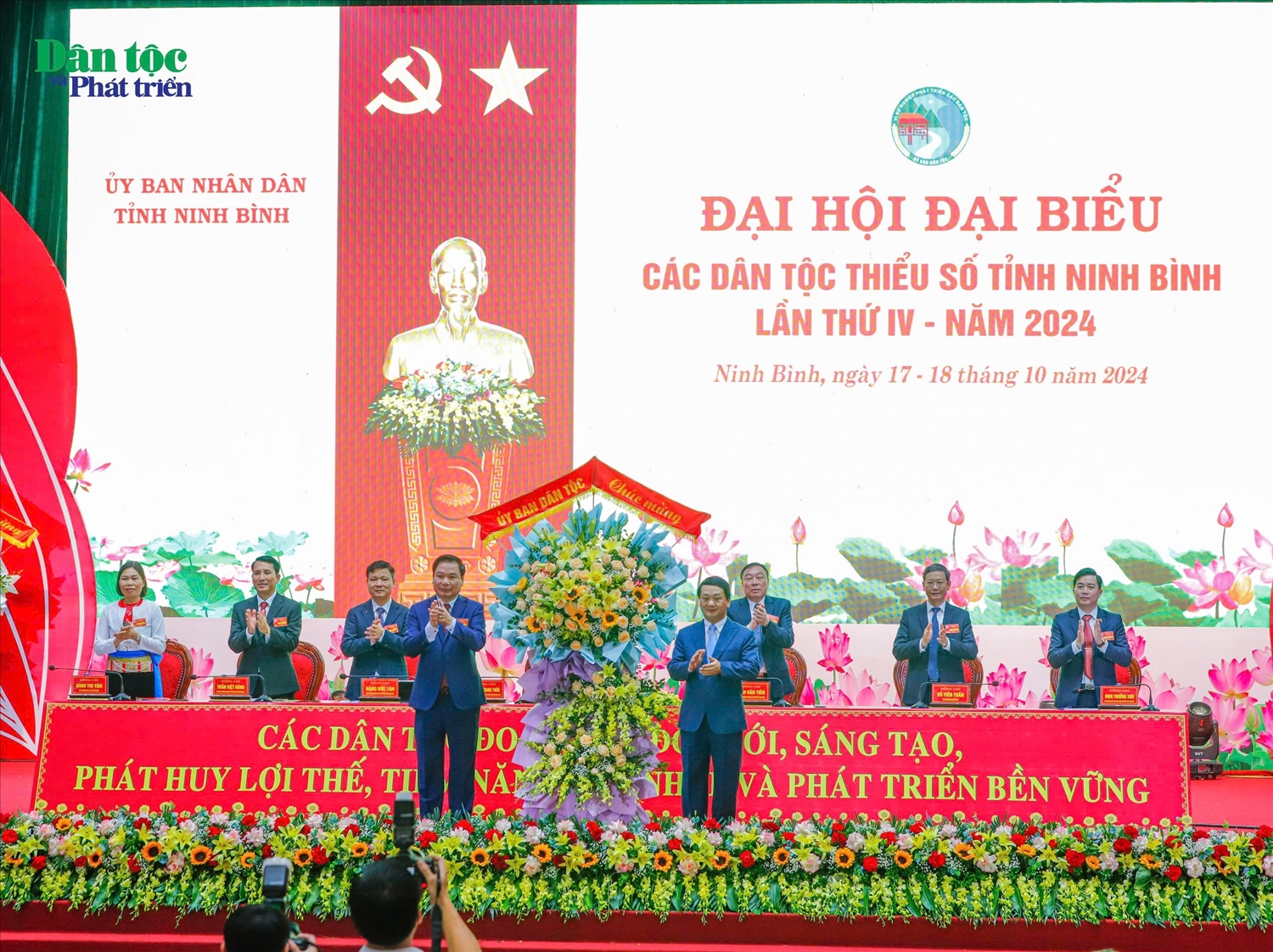 “Đồng bào các DTTS đã chung sức, đồng lòng, góp sức cùng Nhân dân cả nước trong công cuộc đổi mới và bảo vệ đất nước” 3 “Đồng bào các DTTS đã chung sức, đồng lòng, góp sức cùng Nhân dân cả nước trong công cuộc đổi mới và bảo vệ đất nước” 3