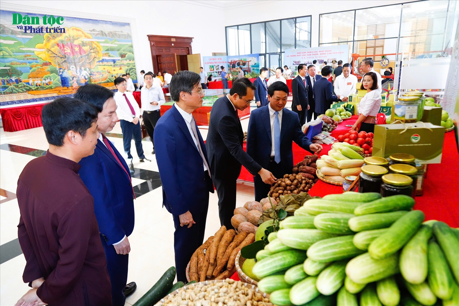 “Đồng bào các DTTS đã chung sức, đồng lòng, góp sức cùng Nhân dân cả nước trong công cuộc đổi mới và bảo vệ đất nước” 7 “Đồng bào các DTTS đã chung sức, đồng lòng, góp sức cùng Nhân dân cả nước trong công cuộc đổi mới và bảo vệ đất nước” 7