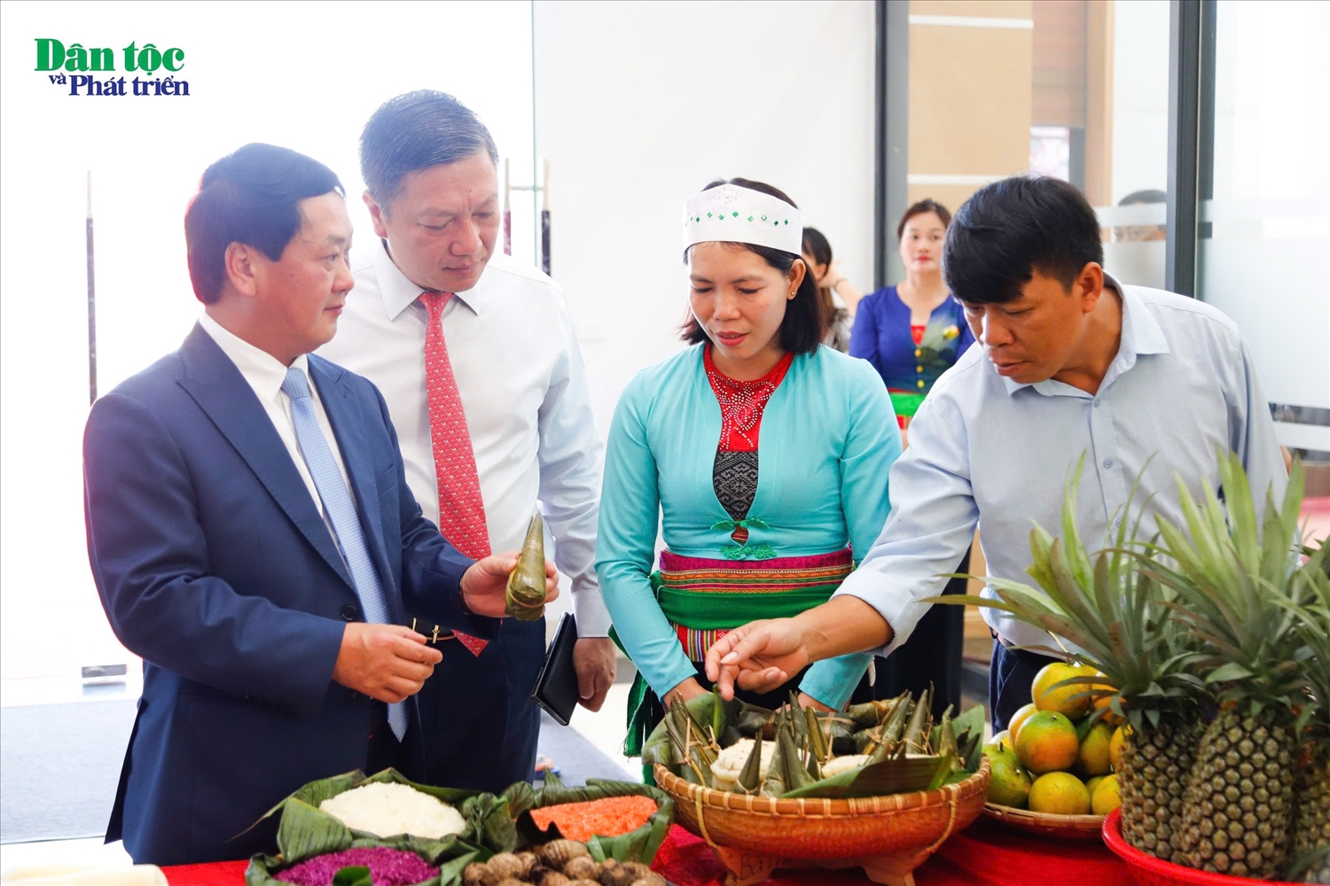 “Đồng bào các DTTS đã chung sức, đồng lòng, góp sức cùng Nhân dân cả nước trong công cuộc đổi mới và bảo vệ đất nước” 8 Bộ trưởng, Chủ nhiệm Uỷ ban Dân tộc Hầu A Lềnh thăm gian hàng trưng bày sản phẩm đặc trưng vùng đồng bào DTTS