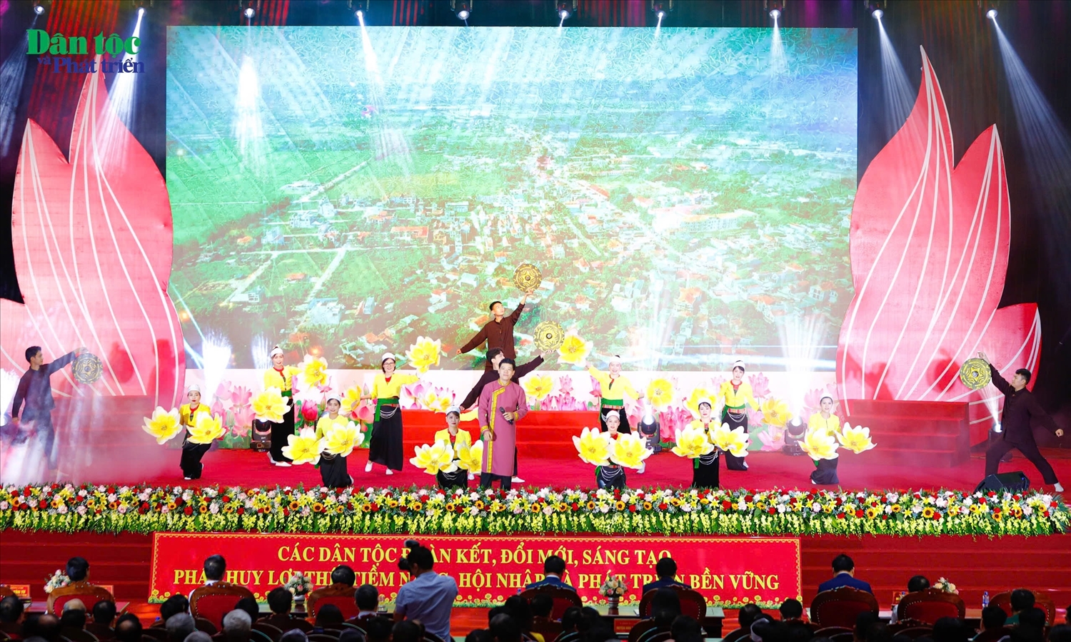 Chương trình văn nghệ của đồng bào DTTS Ninh Bình chào mừng tại Đại hội Chương trình văn nghệ của đồng bào DTTS Ninh Bình chào mừng tại Đại hội