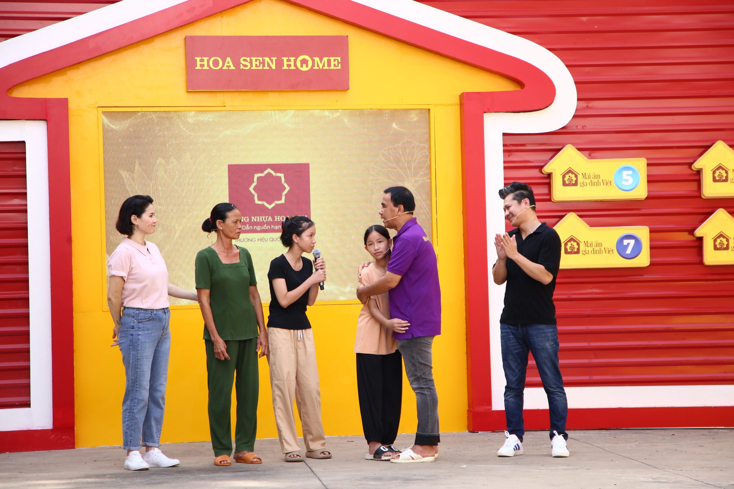 Hàng nghìn nhân viên ngân hàng sắp mất việc - Vietnam.vn MC Quyền Linh dành cái ôm đầy ấm áp như lời gửi gắm và động viên đến hai em nhỏ mồ côi, khiến ai chứng kiến cũng không khỏi xúc động.