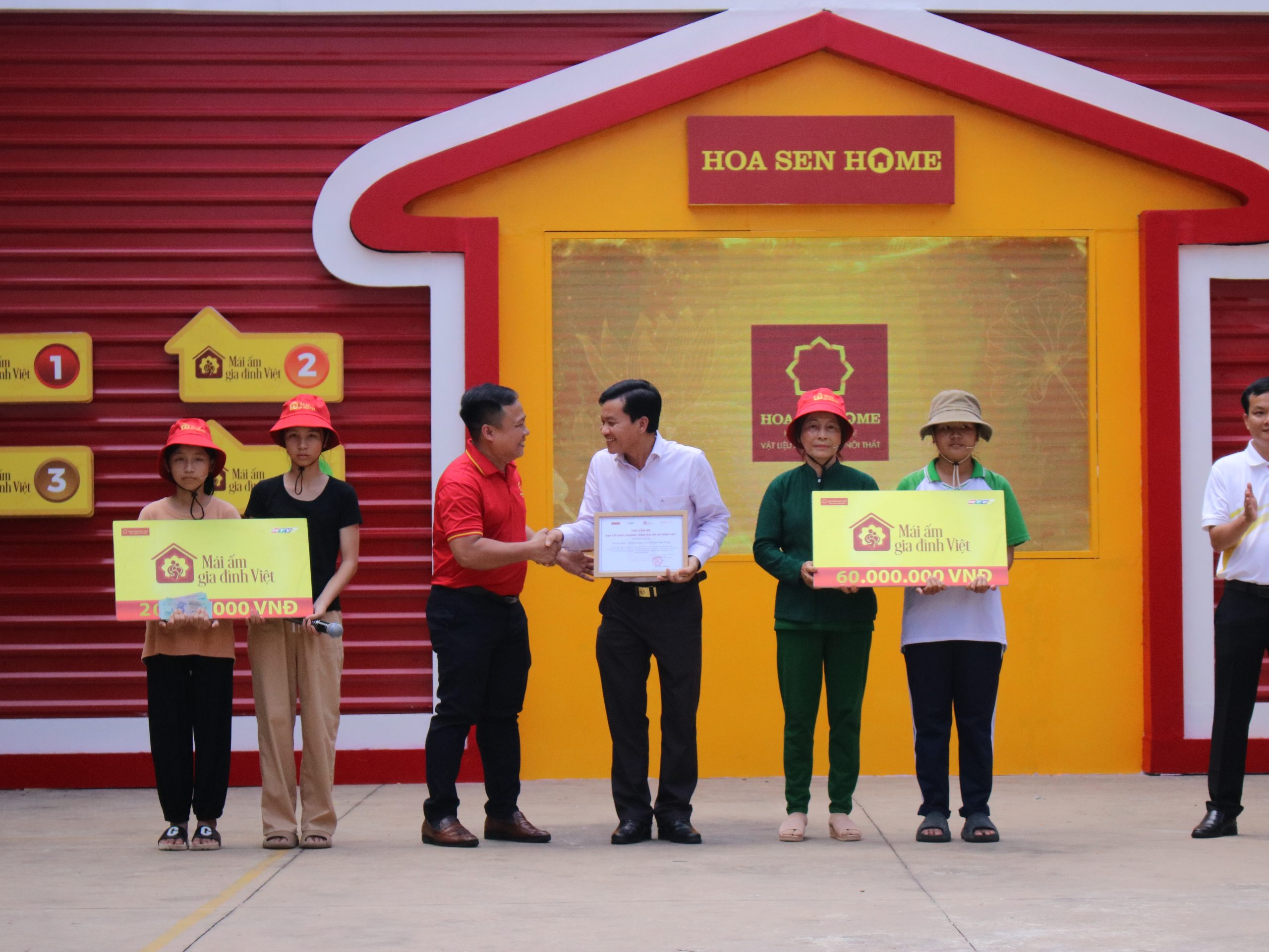 TP HCM vừa có báo cáo gửi Thanh tra Chính phủ về hoạt động thanh tra - Vietnam.vn Đại diện Tập đoàn Hoa Sen gửi lời cảm ơn sâu sắc đến Ban Lãnh đạo địa phương đã tận tình hỗ trợ chương trình "Mái Ấm Gia Đình Việt" ghi hình tại Hậu Giang.