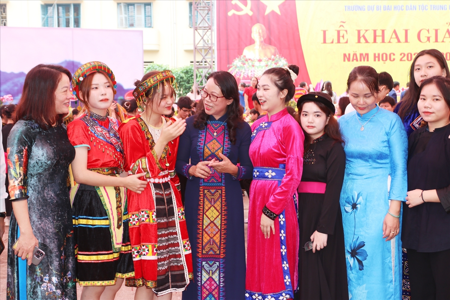 Bà Hoàng Thị Hạnh trò chuyện với sinh viên trường Dự bị Đại học Dân tộc Trung ương Bà Hoàng Thị Hạnh trò chuyện với sinh viên trường Dự bị Đại học Dân tộc Trung ương