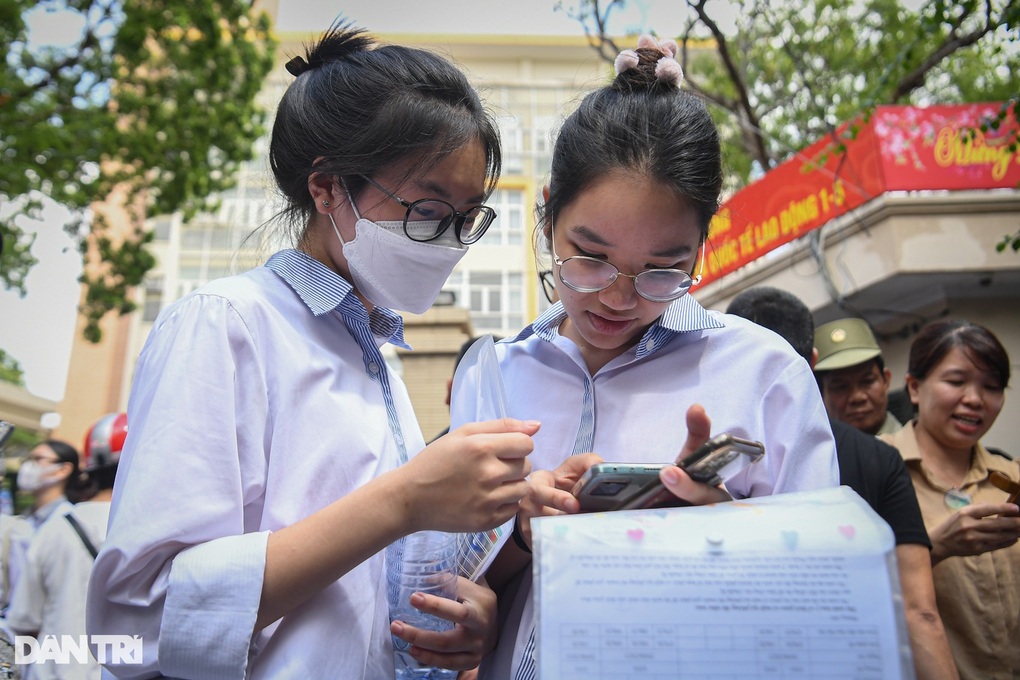 Hiệu trưởng mừng vì được thu điện thoại của học sinh một cách hợp pháp - 2 Hiệu trưởng mừng vì được thu điện thoại của học sinh một cách hợp pháp - 2