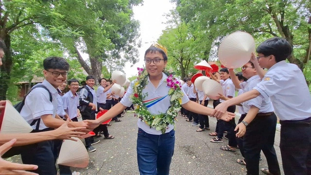 Vì sao miền Trung có nhiều quán quân Đường lên đỉnh Olympia?- Ảnh 4. Vì sao miền Trung có nhiều quán quân Đường lên đỉnh Olympia?- Ảnh 4.