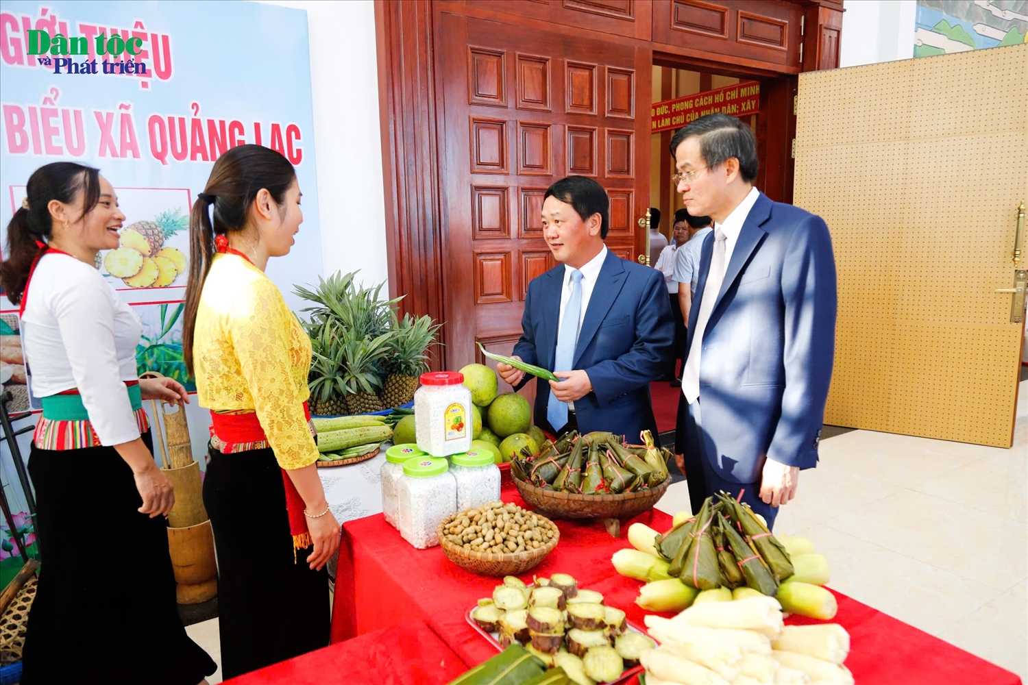 Bộ trưởng, Chủ nhiệm Ủy ban Dân tộc Hầu A Lềnh thăm hỏi, trò chuyện với đồng bào DTTS bên gian hàng trưng bày các sản phẩm đặc trưng vùng đồng bào DTTS Bộ trưởng, Chủ nhiệm Ủy ban Dân tộc Hầu A Lềnh thăm hỏi, trò chuyện với đồng bào DTTS bên gian hàng trưng bày các sản phẩm đặc trưng vùng đồng bào DTTS