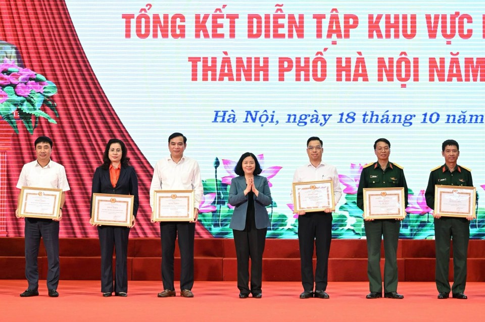 Bí thư Thành ủy Hà Nội Bùi Thị Minh Hoài trao Bằng khen cho các tập thể, cá nhân có thành tích xuất sắc góp phần vào thành công của diễn tập KVPT Hà Nội năm 2024