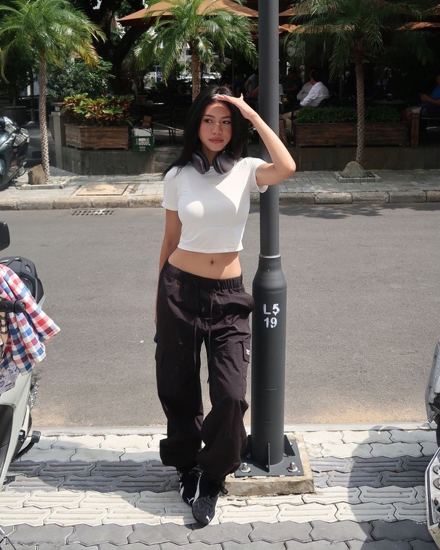 Biến hóa phong cách không giới hạn với áo crop top- Ảnh 9. Biến hóa phong cách không giới hạn với áo crop top- Ảnh 9.