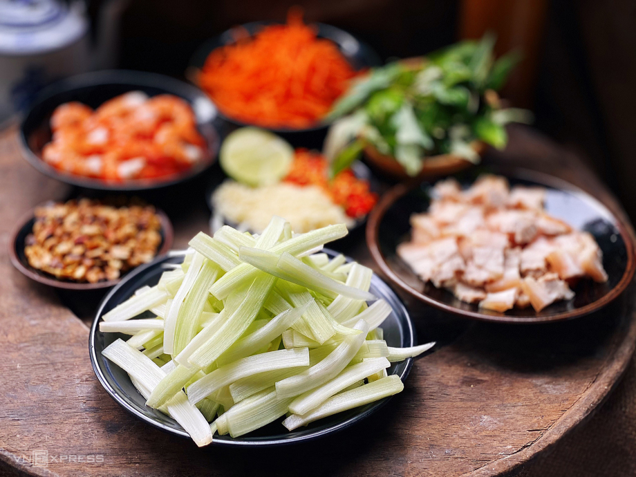 Loại cây dại khi xưa hay cho lợn ăn: Giờ đem xào tôm thơm lừng, làm gỏi ngon giòn thanh mát - Ảnh 2. Loại cây dại khi xưa hay cho lợn ăn: Giờ đem xào tôm thơm lừng, làm gỏi ngon giòn thanh mát - Ảnh 2.