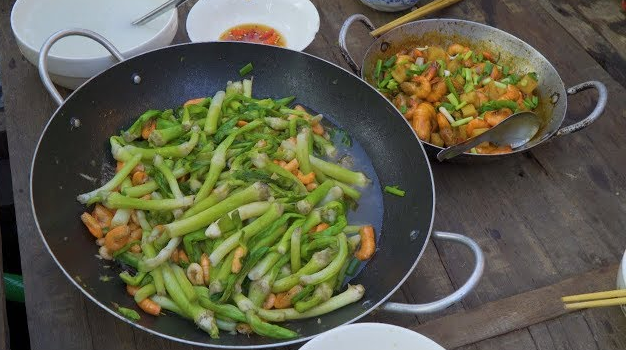 Loại cây dại khi xưa hay cho lợn ăn: Giờ đem xào tôm thơm lừng, làm gỏi ngon giòn thanh mát - Ảnh 4. Loại cây dại khi xưa hay cho lợn ăn: Giờ đem xào tôm thơm lừng, làm gỏi ngon giòn thanh mát - Ảnh 4.