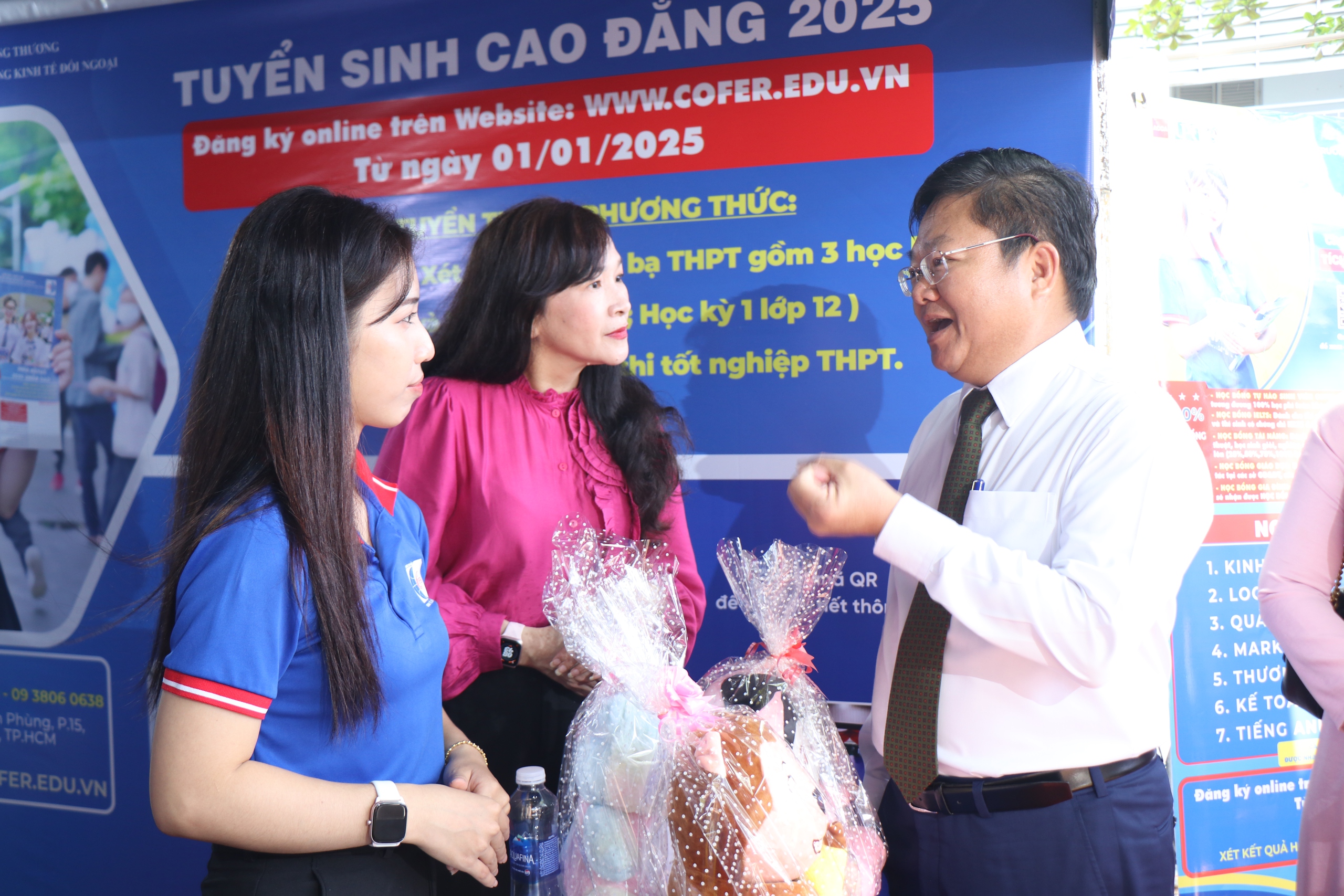 Học sinh TP.HCM hào hứng với ngày hội hướng nghiệp 'Hiểu đúng mình - Chọn đúng nghề'- Ảnh 4. Học sinh TP.HCM hào hứng với ngày hội hướng nghiệp 'Hiểu đúng mình - Chọn đúng nghề'- Ảnh 4.