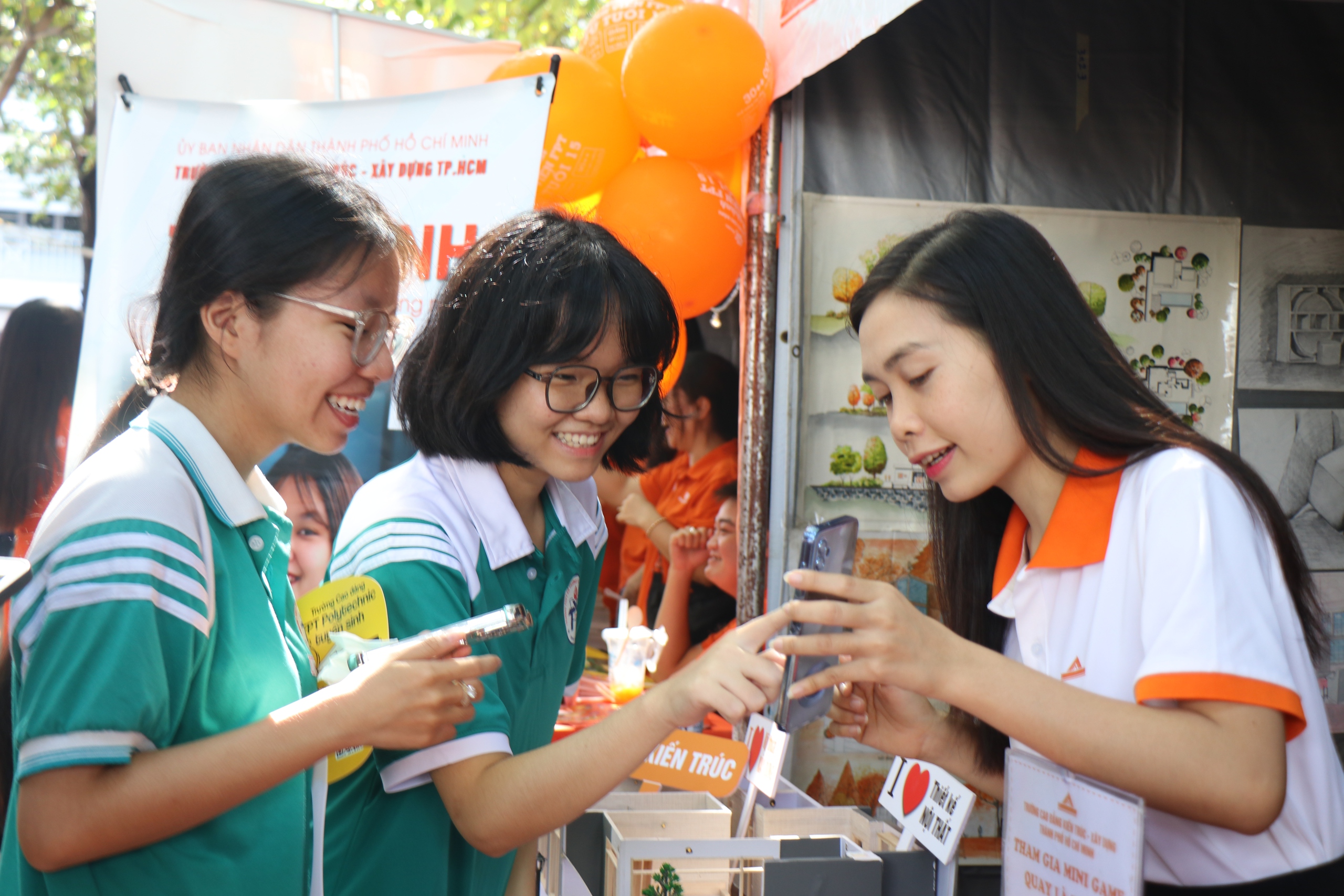 Học sinh TP.HCM hào hứng với ngày hội hướng nghiệp 'Hiểu đúng mình - Chọn đúng nghề'- Ảnh 5. Học sinh TP.HCM hào hứng với ngày hội hướng nghiệp 'Hiểu đúng mình - Chọn đúng nghề'- Ảnh 5.