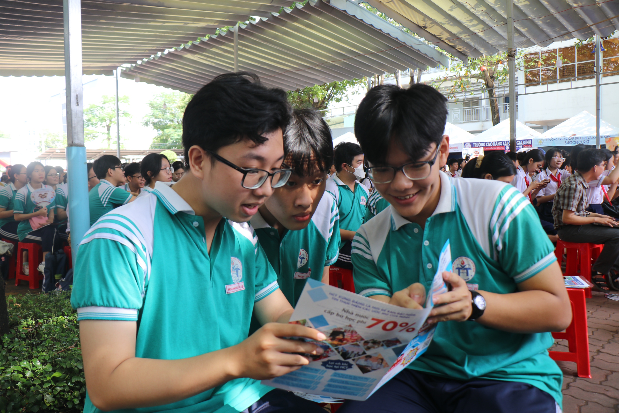 Học sinh TP.HCM hào hứng với ngày hội hướng nghiệp 'Hiểu đúng mình - Chọn đúng nghề'- Ảnh 6. Học sinh TP.HCM hào hứng với ngày hội hướng nghiệp 'Hiểu đúng mình - Chọn đúng nghề'- Ảnh 6.