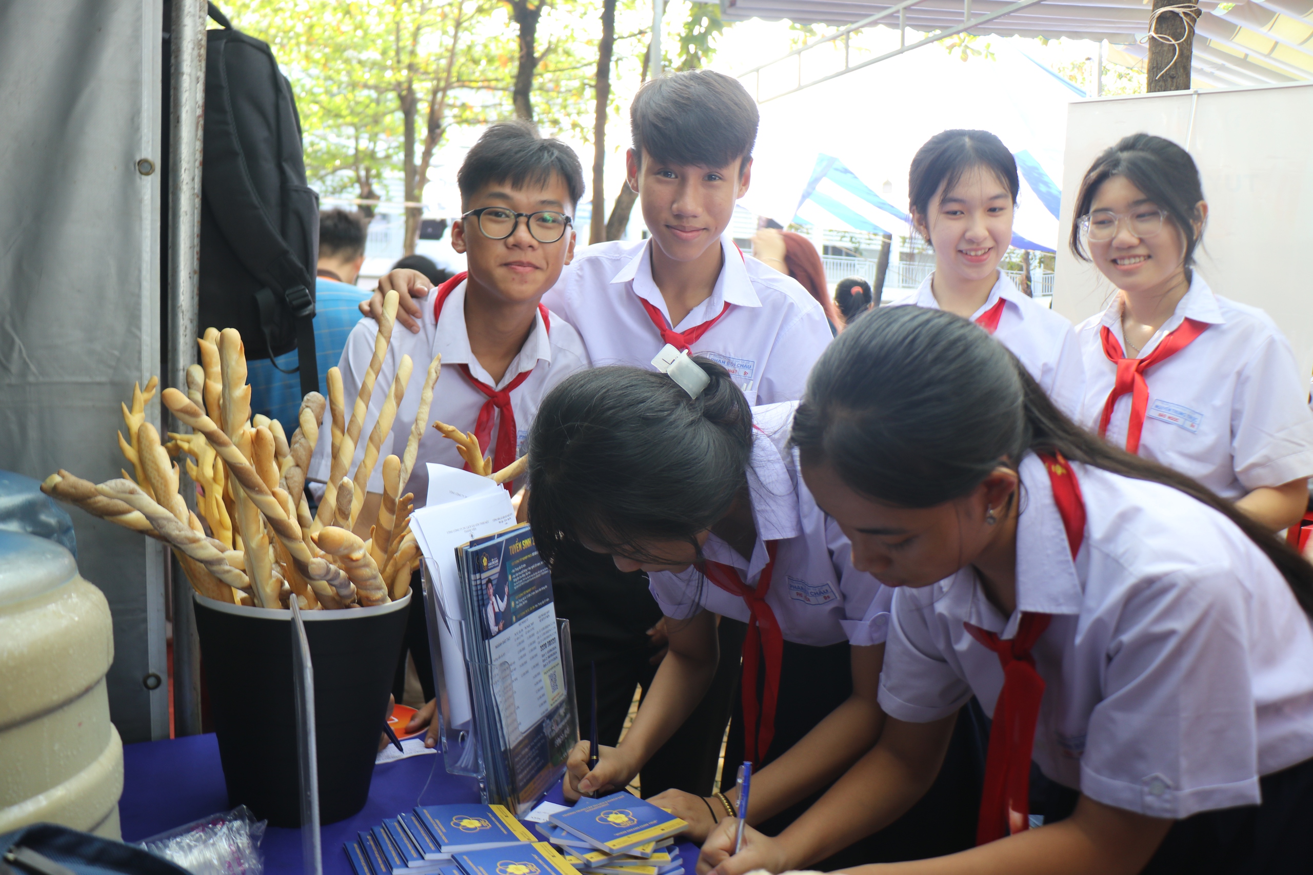 Học sinh TP.HCM hào hứng với ngày hội hướng nghiệp 'Hiểu đúng mình - Chọn đúng nghề'- Ảnh 7. Học sinh TP.HCM hào hứng với ngày hội hướng nghiệp 'Hiểu đúng mình - Chọn đúng nghề'- Ảnh 7.