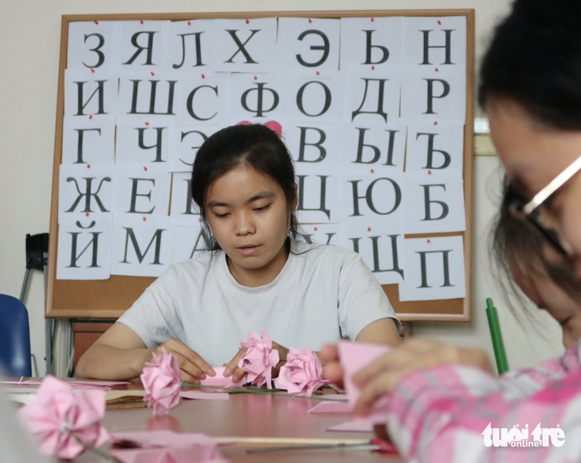 Sinh viên mừng ngày Phụ nữ Việt Nam siêu dễ thương - Ảnh 5. Dễ thương sinh viên tặng hoa handmade cho cô lao công mừng ngày 20-10 - Ảnh 7.