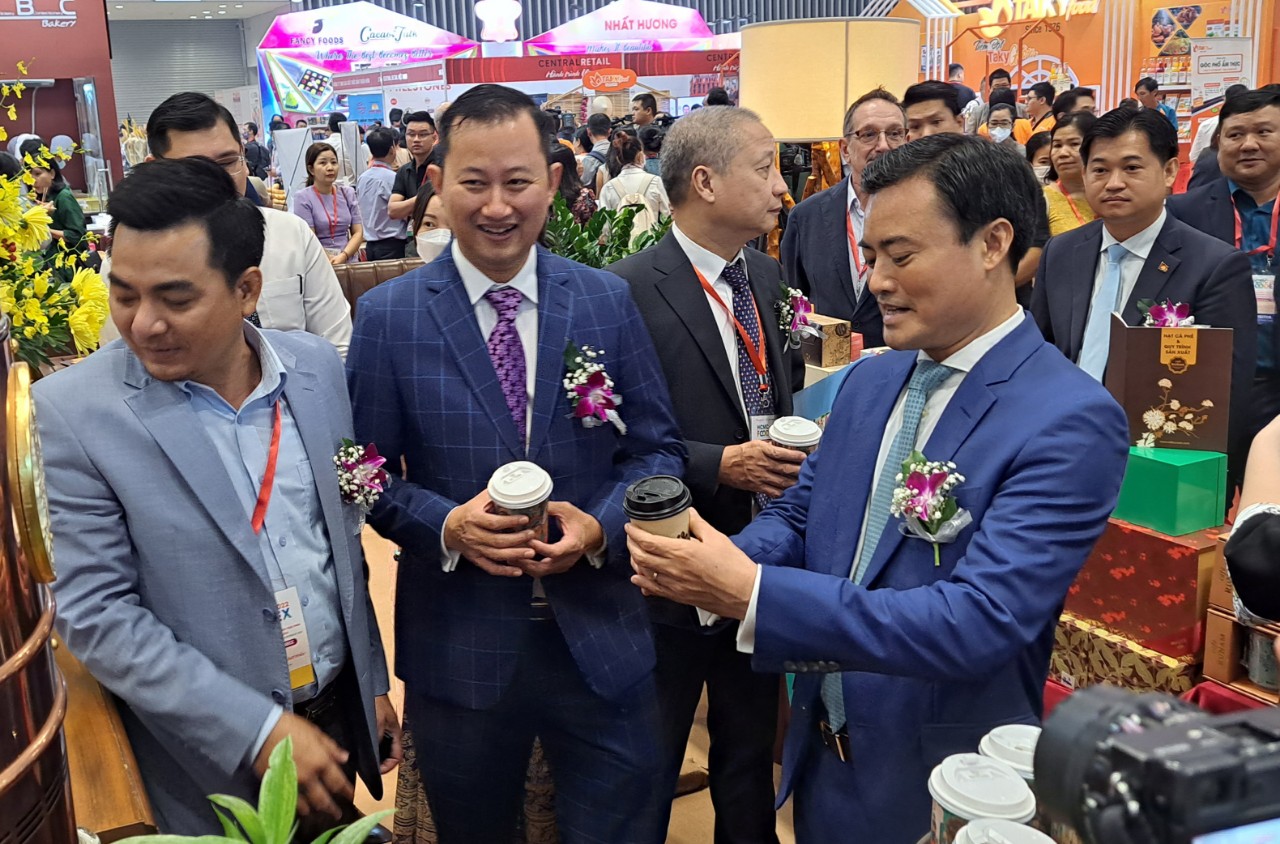“Sướng” với đủ loại đặc sản trình làng ở TP HCM - Ảnh 4. “Sướng” với đủ loại đặc sản trình làng ở TP HCM - Ảnh 4.