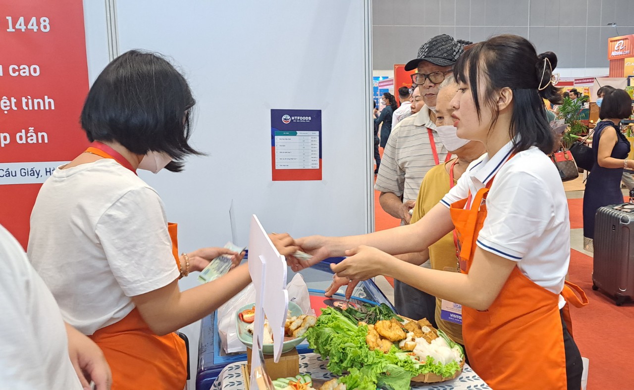 “Sướng” với đủ loại đặc sản trình làng ở TP HCM - Ảnh 6. “Sướng” với đủ loại đặc sản trình làng ở TP HCM - Ảnh 6.
