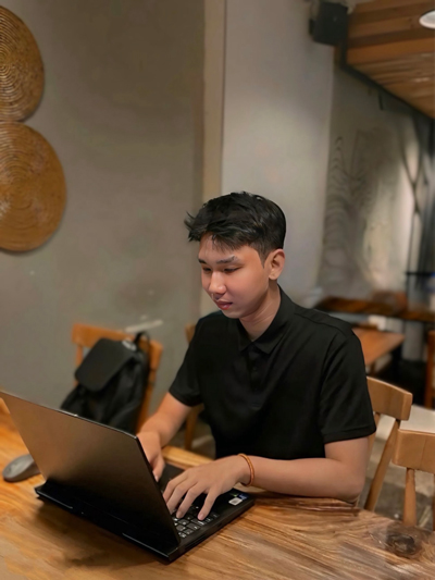 Như nhiều freelancer khác, máy tính và các thiết bị thông minh là vật bất ly thân của Khánh Luân Như nhiều freelancer khác, máy tính và các thiết bị thông minh là vật bất ly thân của Khánh Luân