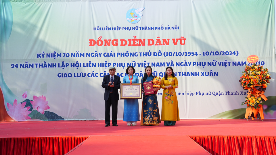 Kỷ lục hơn 70 nghìn phụ nữ Hà Nội đồng diễn dân vũ với Áo dài - Ảnh 1