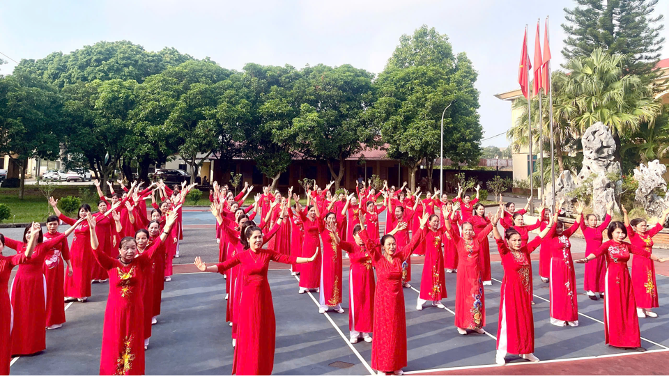 Kỷ lục hơn 70 nghìn phụ nữ Hà Nội đồng diễn dân vũ với Áo dài - Ảnh 2