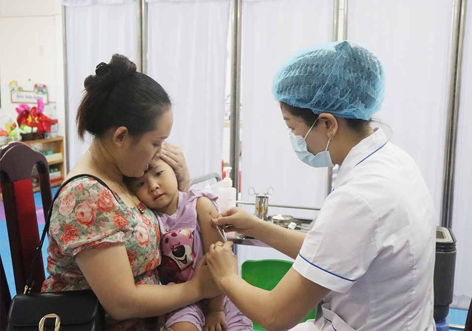 Trẻ được tiêm vaccine sởi – rubella tại điểm tiêm Trường Mầm non Phú Diễn, phường Phú Diễn.