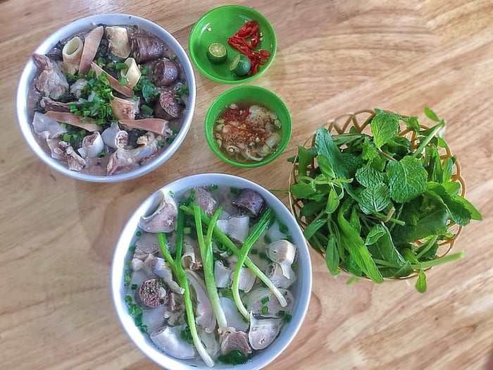 Những quán lòng lợn ngon nức tiếng quận Hoàng Mai, Hà Nội - Ảnh 6. Những quán lòng lợn ngon nức tiếng quận Hoàng Mai, Hà Nội - Ảnh 6.