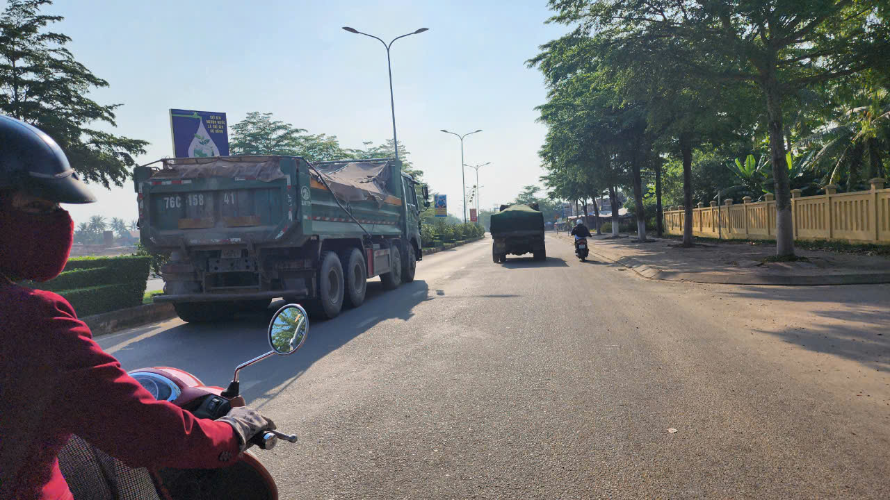 Quảng Ngãi bố trí 4 khu vực tập kết ô tô, chủ xe bớt loay hoay mùa mưa lũ- Ảnh 3. Quảng Ngãi bố trí 4 khu vực tập kết ô tô, chủ xe bớt loay hoay mùa mưa lũ- Ảnh 3.