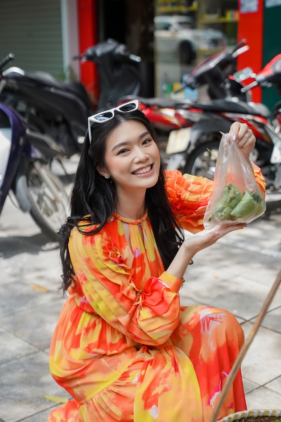 Hoa hậu Indonesia - Top 6 Miss World 2021 - hào hứng khám phá ẩm thực Hà Nội - Ảnh 3. Hoa hậu Indonesia - Top 6 Miss World 2021 - hào hứng khám phá ẩm thực Hà Nội - Ảnh 3.