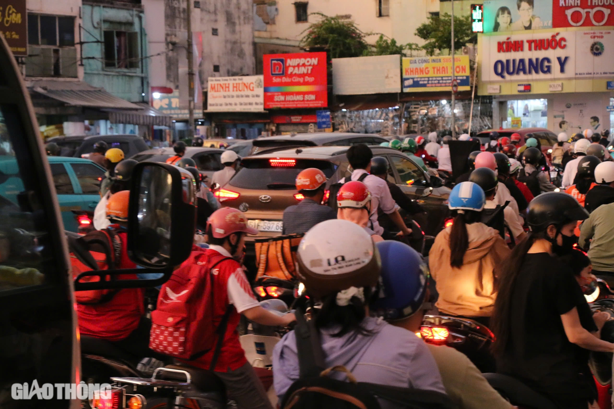 TP.HCM: Một tháng ùn tắc gần 70 lần, đường Xô Viết Nghệ Tĩnh quá tải cỡ nào?- Ảnh 6. TP.HCM: Một tháng ùn tắc gần 70 lần, đường Xô Viết Nghệ Tĩnh quá tải cỡ nào?- Ảnh 6.