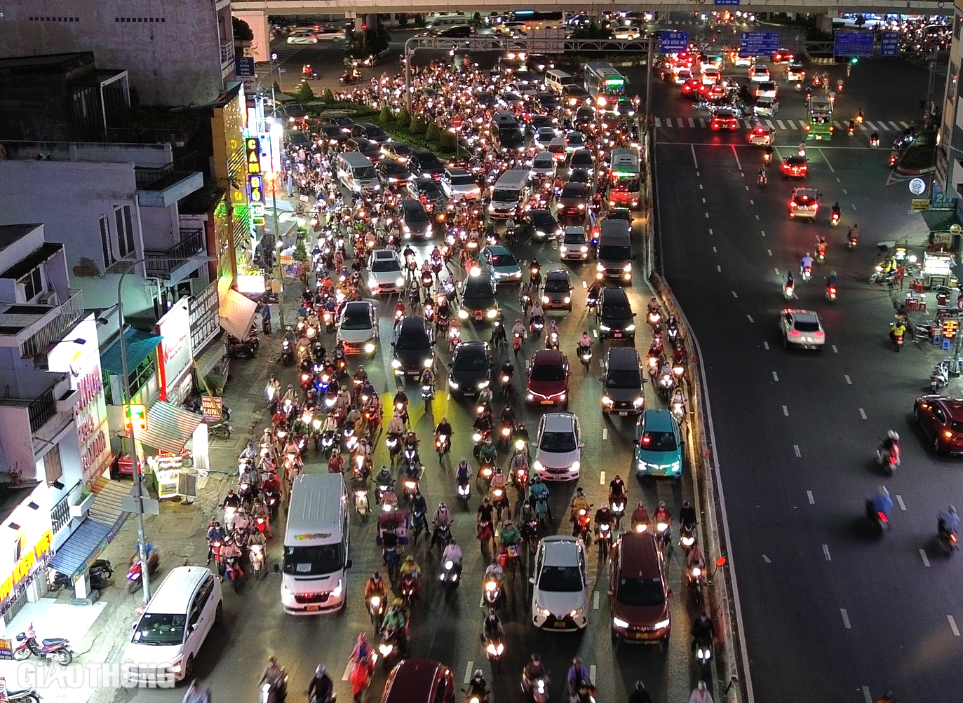 TP.HCM: Một tháng ùn tắc gần 70 lần, đường Xô Viết Nghệ Tĩnh quá tải cỡ nào?- Ảnh 13. TP.HCM: Một tháng ùn tắc gần 70 lần, đường Xô Viết Nghệ Tĩnh quá tải cỡ nào?- Ảnh 13.