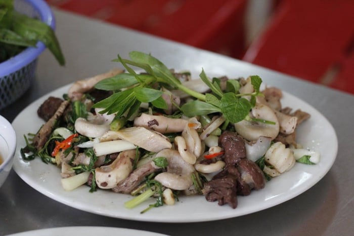 Những quán lòng lợn ngon không thể bỏ lỡ quận Đống Đa- Ảnh 2. Những quán lòng lợn ngon không thể bỏ lỡ quận Đống Đa- Ảnh 2.