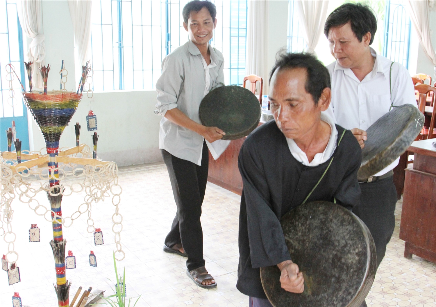 Các nghệ nhân xã Phước Hà truyền dạy kỹ năng biểu diễn mã la. Các nghệ nhân xã Phước Hà truyền dạy kỹ năng biểu diễn mã la.
