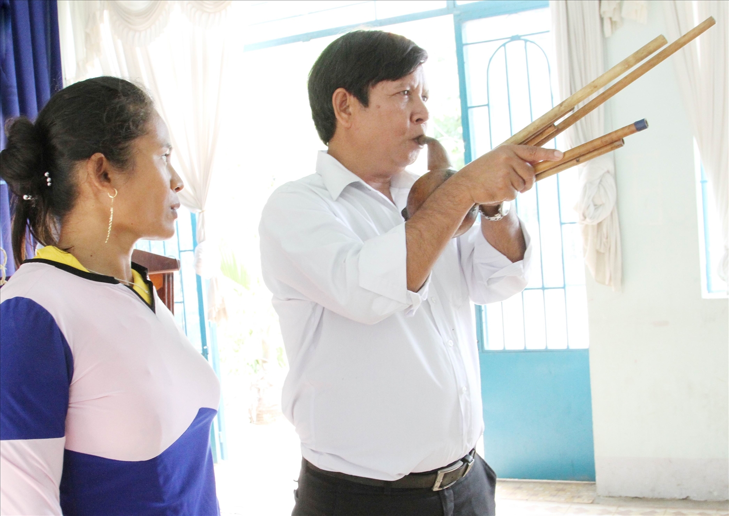 Nghệ nhân Ưu tú Tà Thía Banh ở xã Phước Hà truyền dạy biểu diễn kèn bầu. Nghệ nhân Ưu tú Tà Thía Banh ở xã Phước Hà truyền dạy biểu diễn kèn bầu.